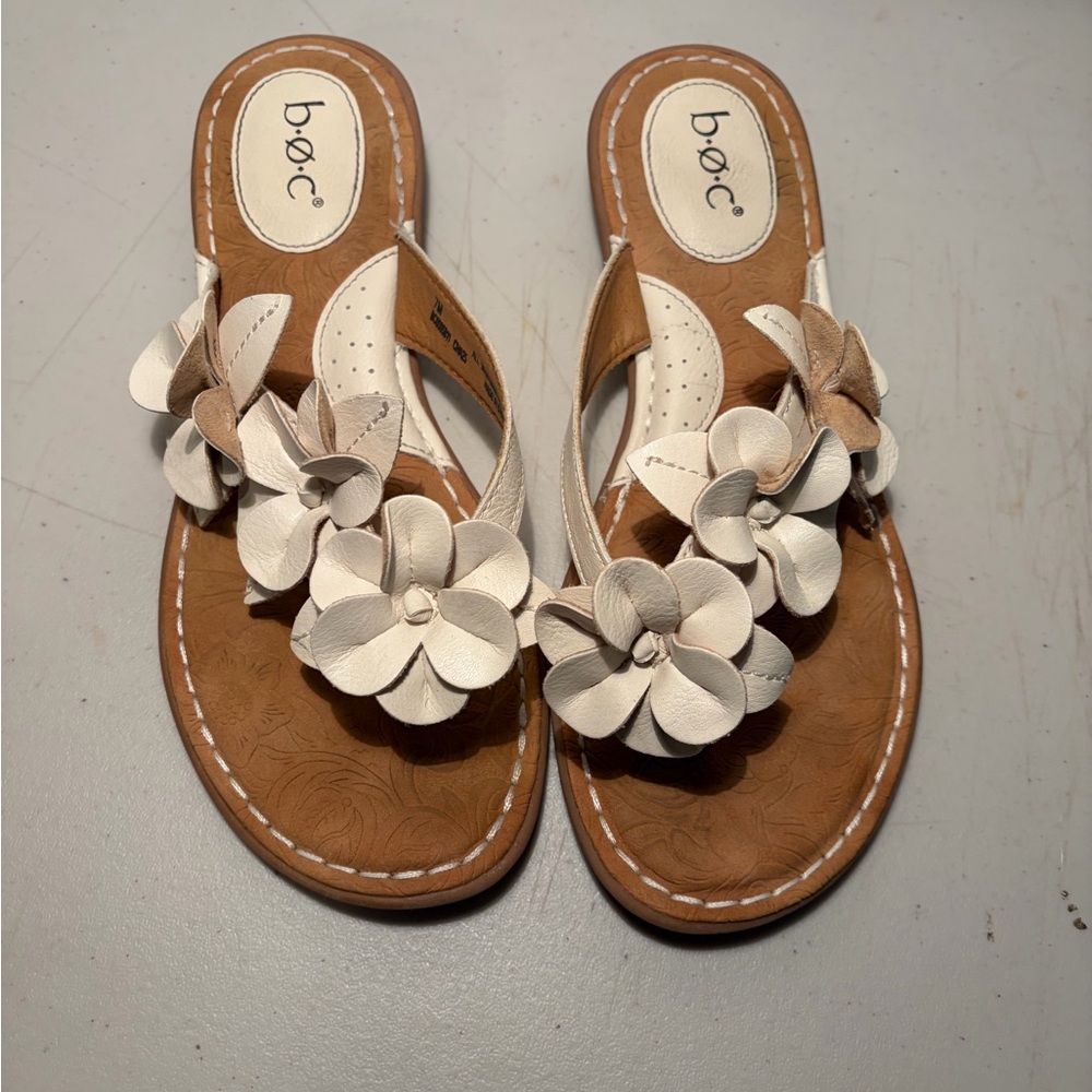 b.o.c. Adie coastal cream & Tan Floral Leather Slide Sandals Women’s size 7M